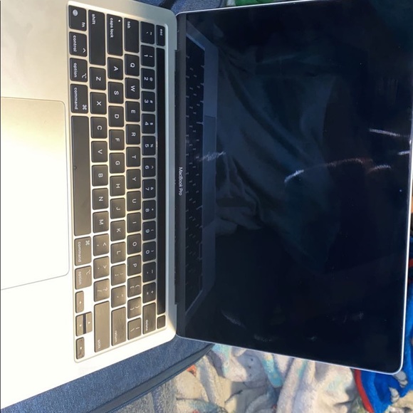 I’m selling and apple laptop it was only used once - Picture 1 of 3